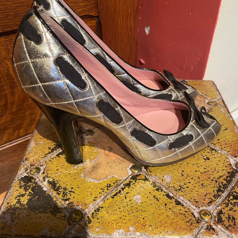 Marc Jacobs size 8 quilted bow gold and black